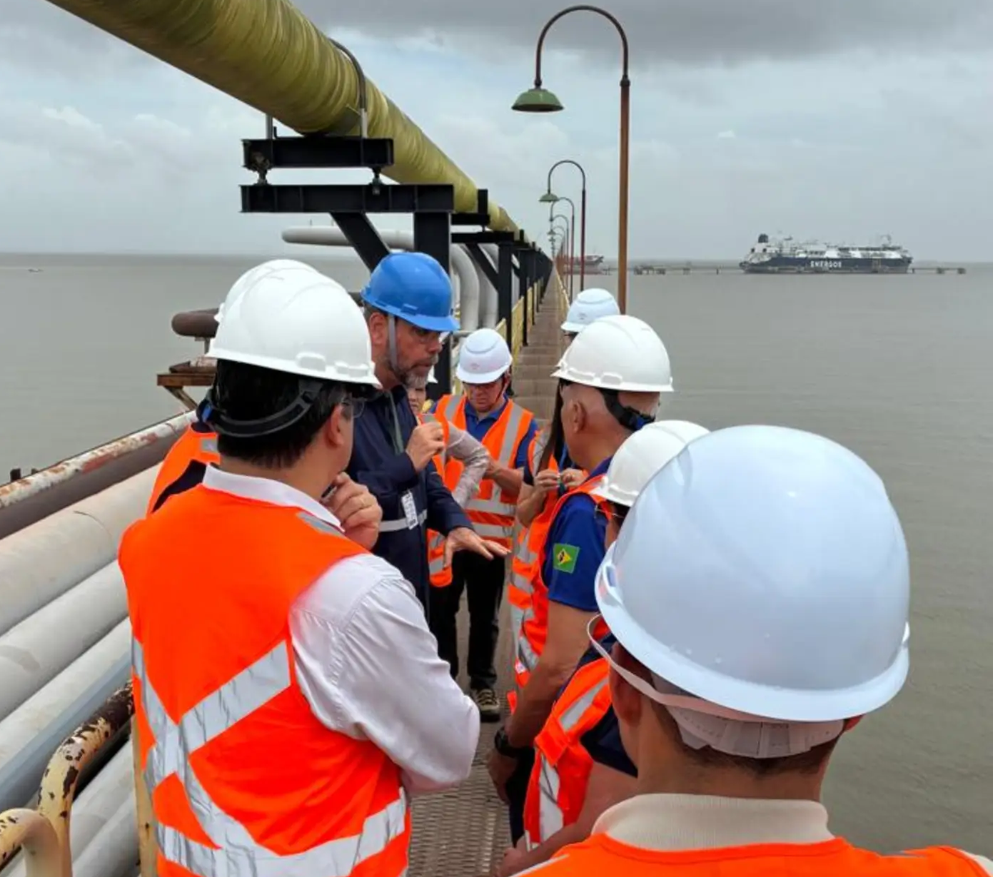 Gasoduto transporta gás natural do navio para sistema de distribuição