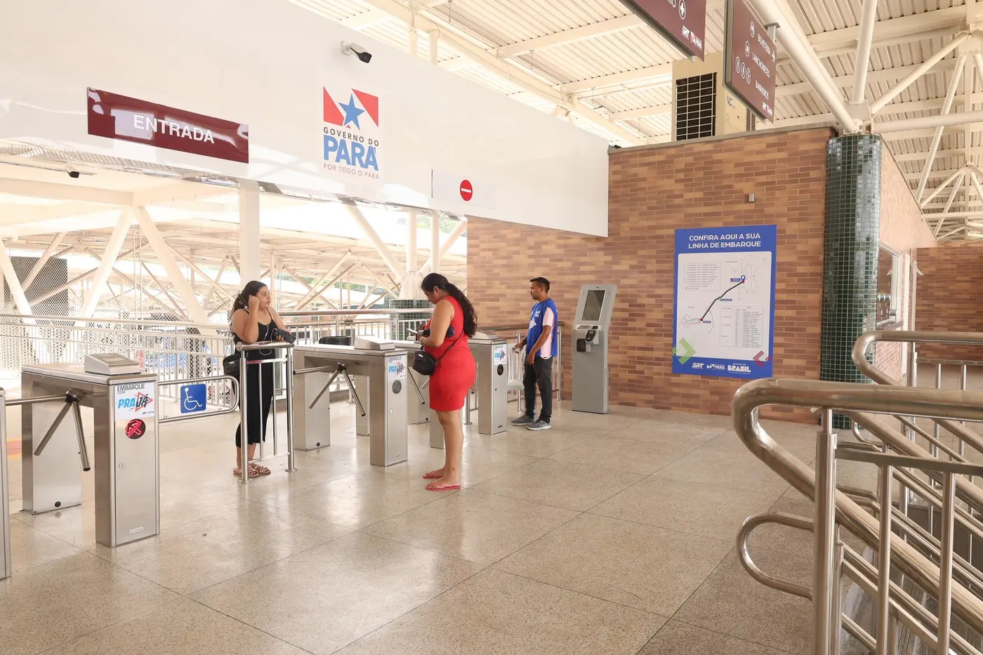 Catracas de acesso às plataformas do terminal de Ananindeua